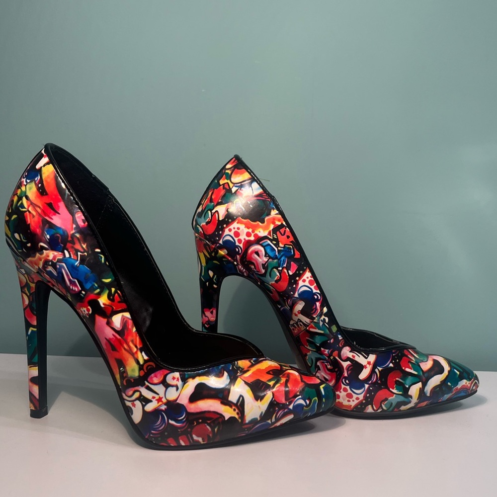 JustFab Kristal Graffiti Style Pumps / Heels size 6
